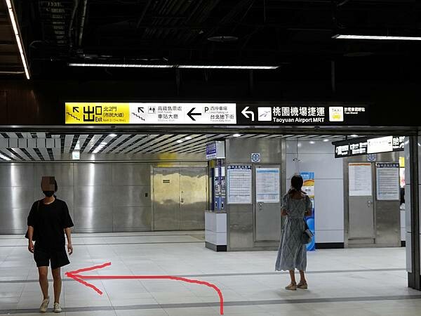 搭火車上一樓往西停車場方向.JPG