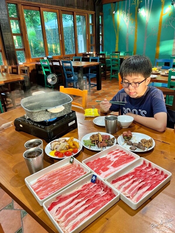 彰化美食》沐月餐廳~清水那方溫泉內餐廳,麻辣鴛鴦鍋加BBQ雙重享受