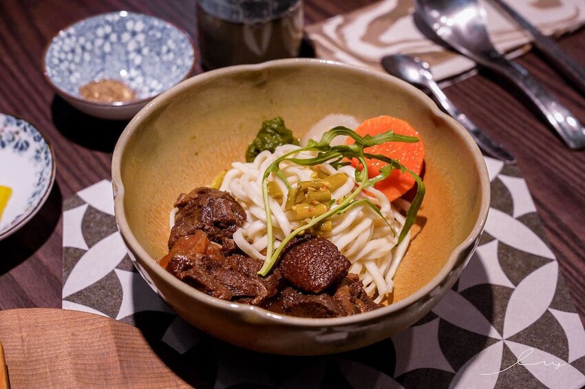 三生有幸精品牛肉麵 |台中牛肉麵控一定要挑戰!就算沒搭酸菜的銷魂湯頭也好喝,還有中西合併排餐料理,呈現滿滿台灣味! - 艾薇覓食趣