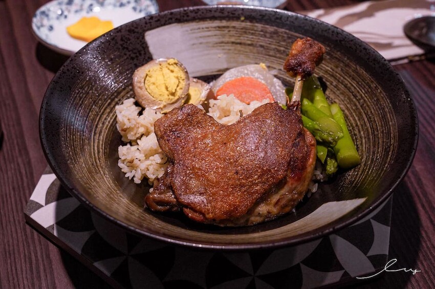 三生有幸精品牛肉麵 |台中牛肉麵控一定要挑戰!就算沒搭酸菜的銷魂湯頭也好喝,還有中西合併排餐料理,呈現滿滿台灣味! - 艾薇覓食趣