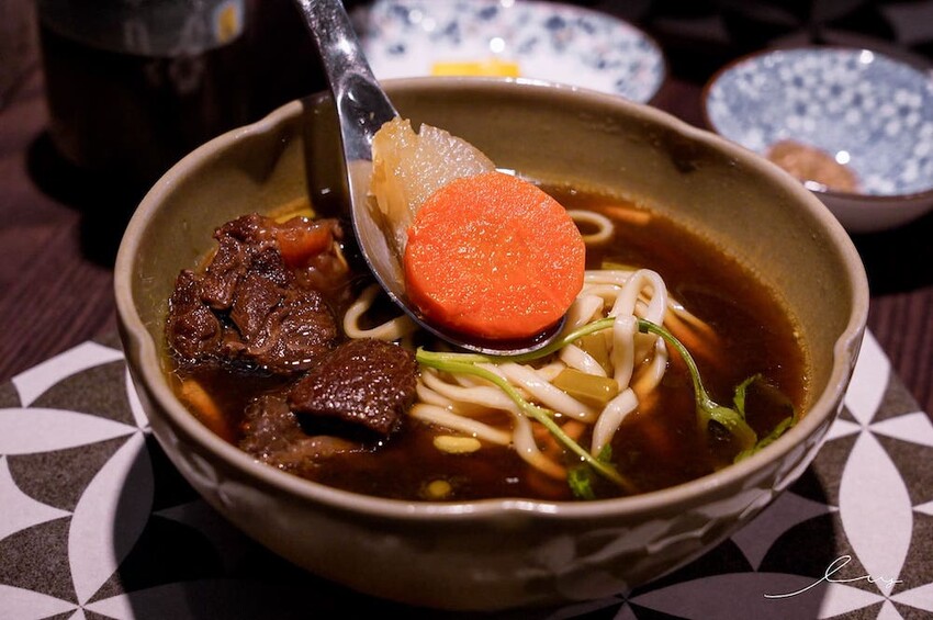 三生有幸精品牛肉麵 |台中牛肉麵控一定要挑戰!就算沒搭酸菜的銷魂湯頭也好喝,還有中西合併排餐料理,呈現滿滿台灣味! - 艾薇覓食趣
