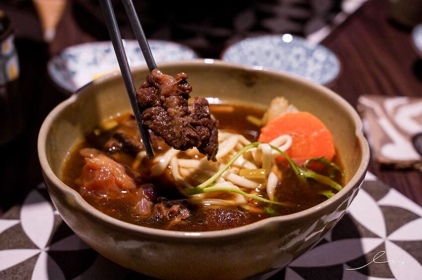 三生有幸精品牛肉麵 |台中牛肉麵控一定要挑戰!就算沒搭酸菜的銷魂湯頭也好喝,還有中西合併排餐料理,呈現滿滿台灣味! - 艾薇覓食趣