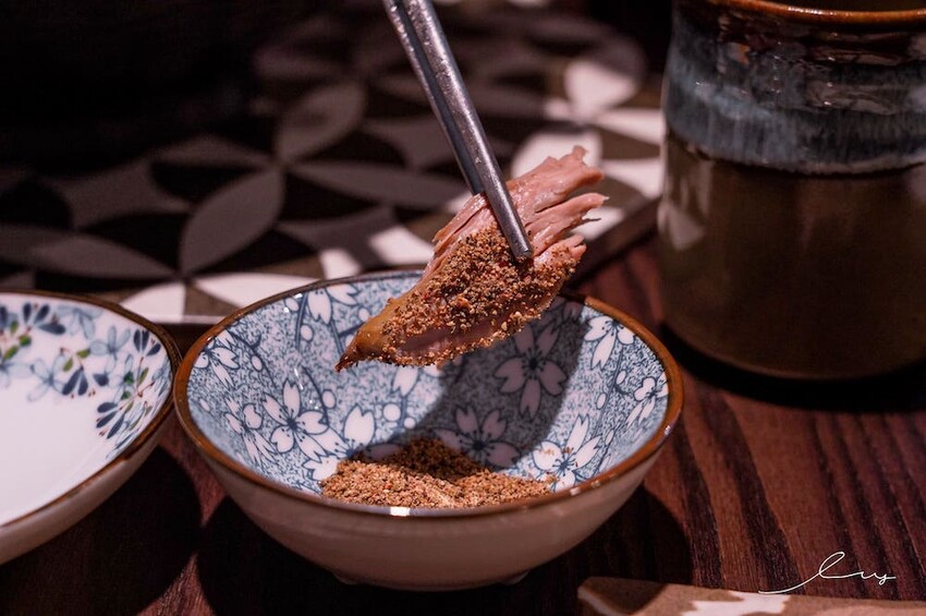 三生有幸精品牛肉麵 |台中牛肉麵控一定要挑戰!就算沒搭酸菜的銷魂湯頭也好喝,還有中西合併排餐料理,呈現滿滿台灣味! - 艾薇覓食趣