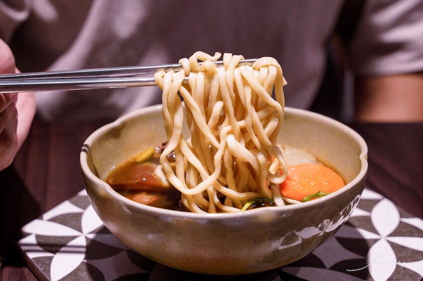 三生有幸精品牛肉麵 |台中牛肉麵控一定要挑戰!就算沒搭酸菜的銷魂湯頭也好喝,還有中西合併排餐料理,呈現滿滿台灣味! - 艾薇覓食趣