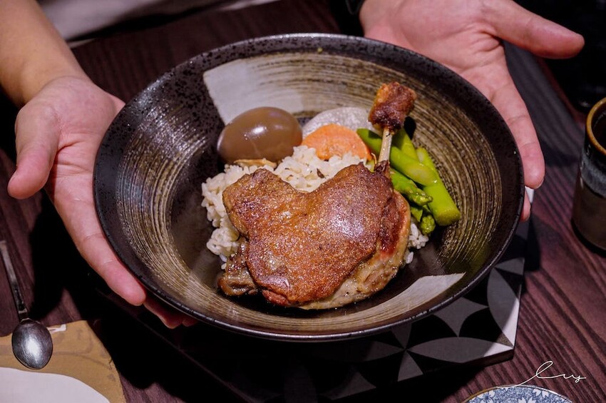 三生有幸精品牛肉麵 |台中牛肉麵控一定要挑戰!就算沒搭酸菜的銷魂湯頭也好喝,還有中西合併排餐料理,呈現滿滿台灣味! - 艾薇覓食趣