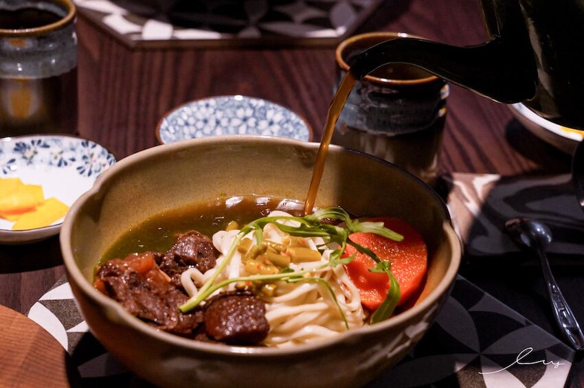 三生有幸精品牛肉麵 |台中牛肉麵控一定要挑戰!就算沒搭酸菜的銷魂湯頭也好喝,還有中西合併排餐料理,呈現滿滿台灣味! - 艾薇覓食趣