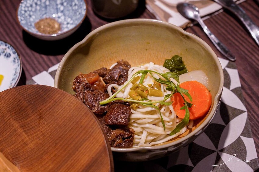 三生有幸精品牛肉麵 |台中牛肉麵控一定要挑戰!就算沒搭酸菜的銷魂湯頭也好喝,還有中西合併排餐料理,呈現滿滿台灣味! - 艾薇覓食趣