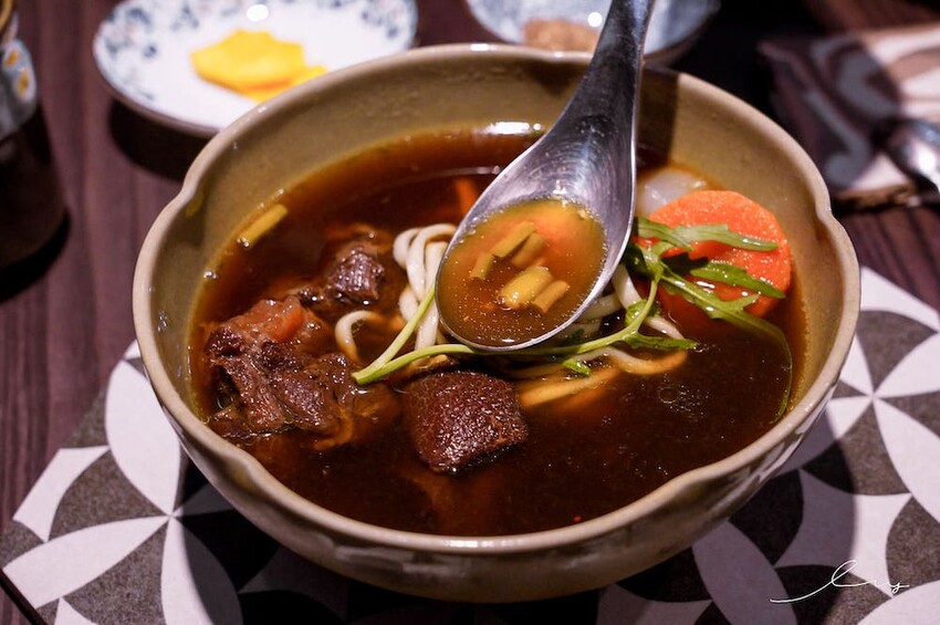 三生有幸精品牛肉麵 |台中牛肉麵控一定要挑戰!就算沒搭酸菜的銷魂湯頭也好喝,還有中西合併排餐料理,呈現滿滿台灣味! - 艾薇覓食趣