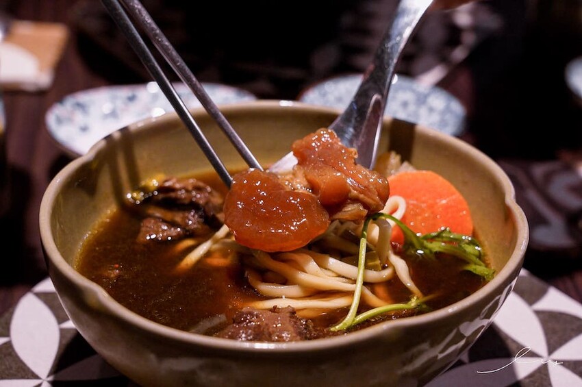 三生有幸精品牛肉麵 |台中牛肉麵控一定要挑戰!就算沒搭酸菜的銷魂湯頭也好喝,還有中西合併排餐料理,呈現滿滿台灣味! - 艾薇覓食趣