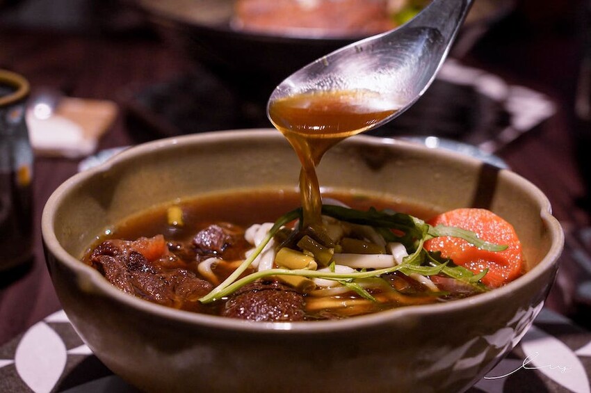 三生有幸精品牛肉麵 |台中牛肉麵控一定要挑戰!就算沒搭酸菜的銷魂湯頭也好喝,還有中西合併排餐料理,呈現滿滿台灣味! - 艾薇覓食趣