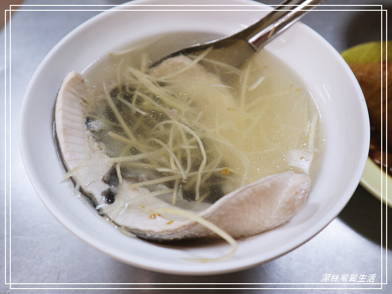 大勇街無名鹹粥-台南/人潮排到隔壁去!2022米其林必比登推薦