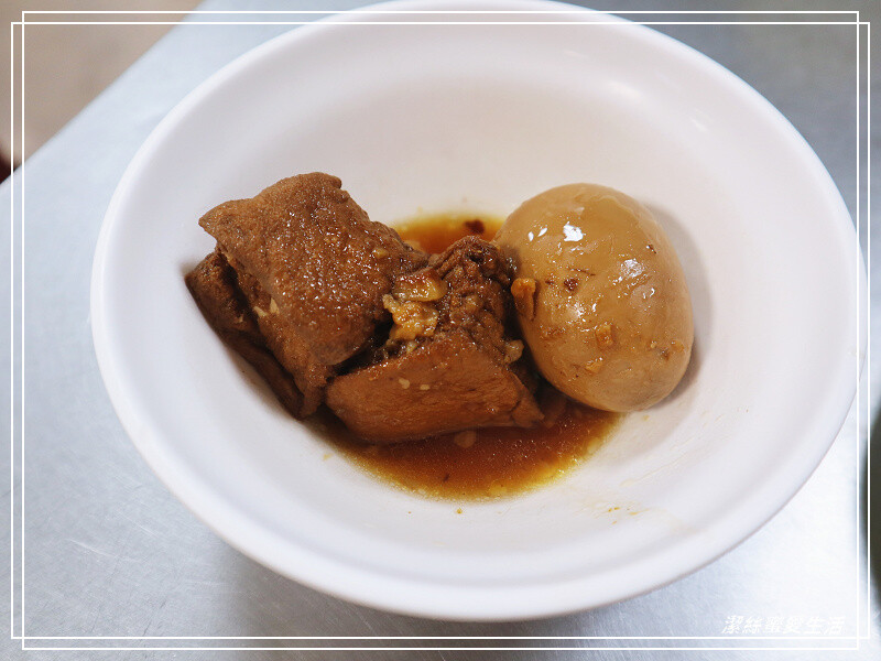 大勇街無名鹹粥-台南/人潮排到隔壁去!2022米其林必比登推薦