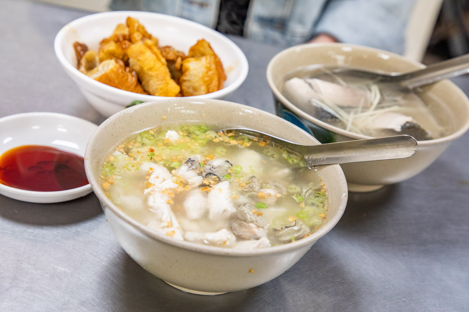 台南早餐首選！米其林推薦大勇街無名鹹粥，澎湃虱目魚鮮蚵粥排隊也要吃。