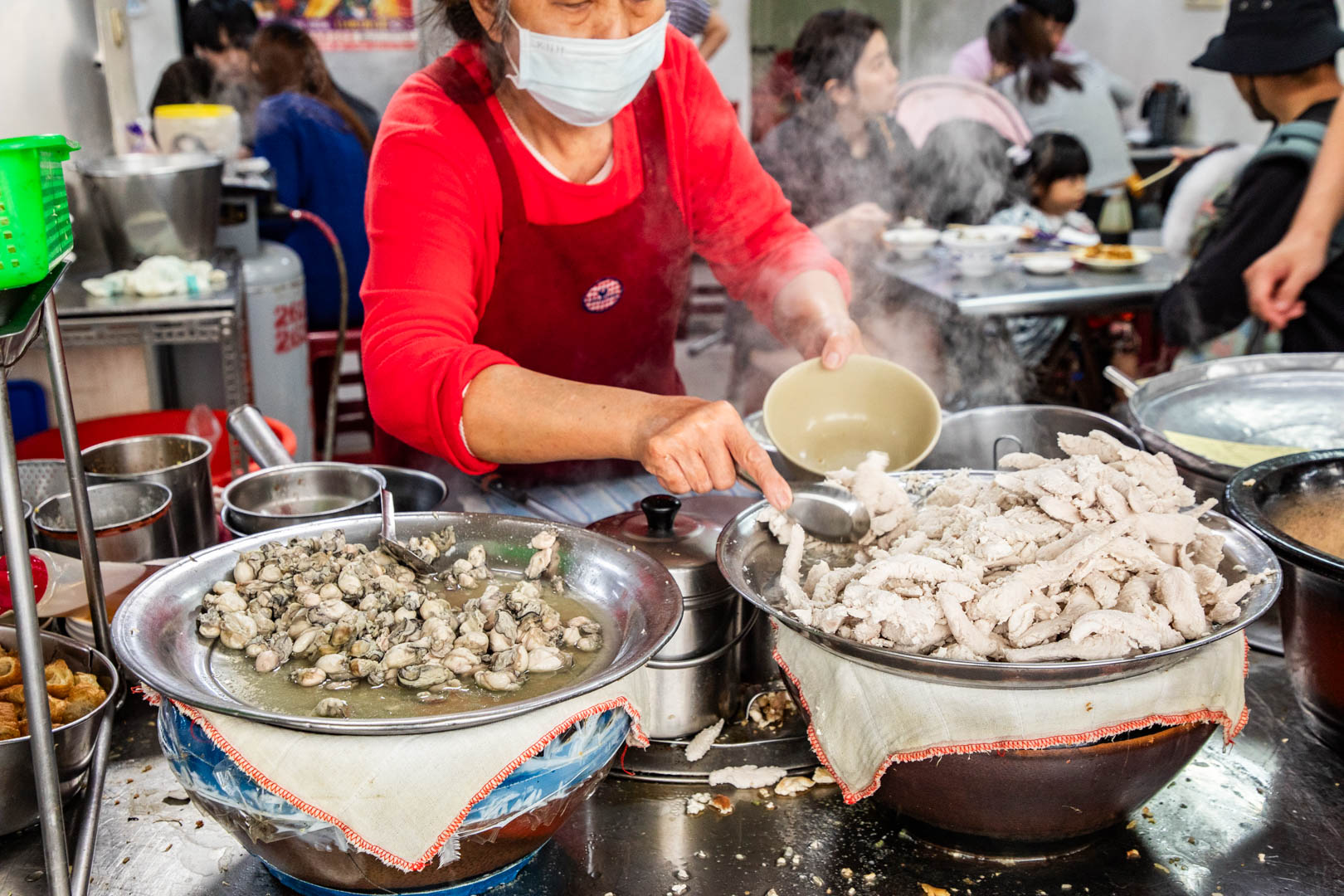台南早餐首選！米其林推薦大勇街無名鹹粥，澎湃虱目魚鮮蚵粥排隊也要吃。
