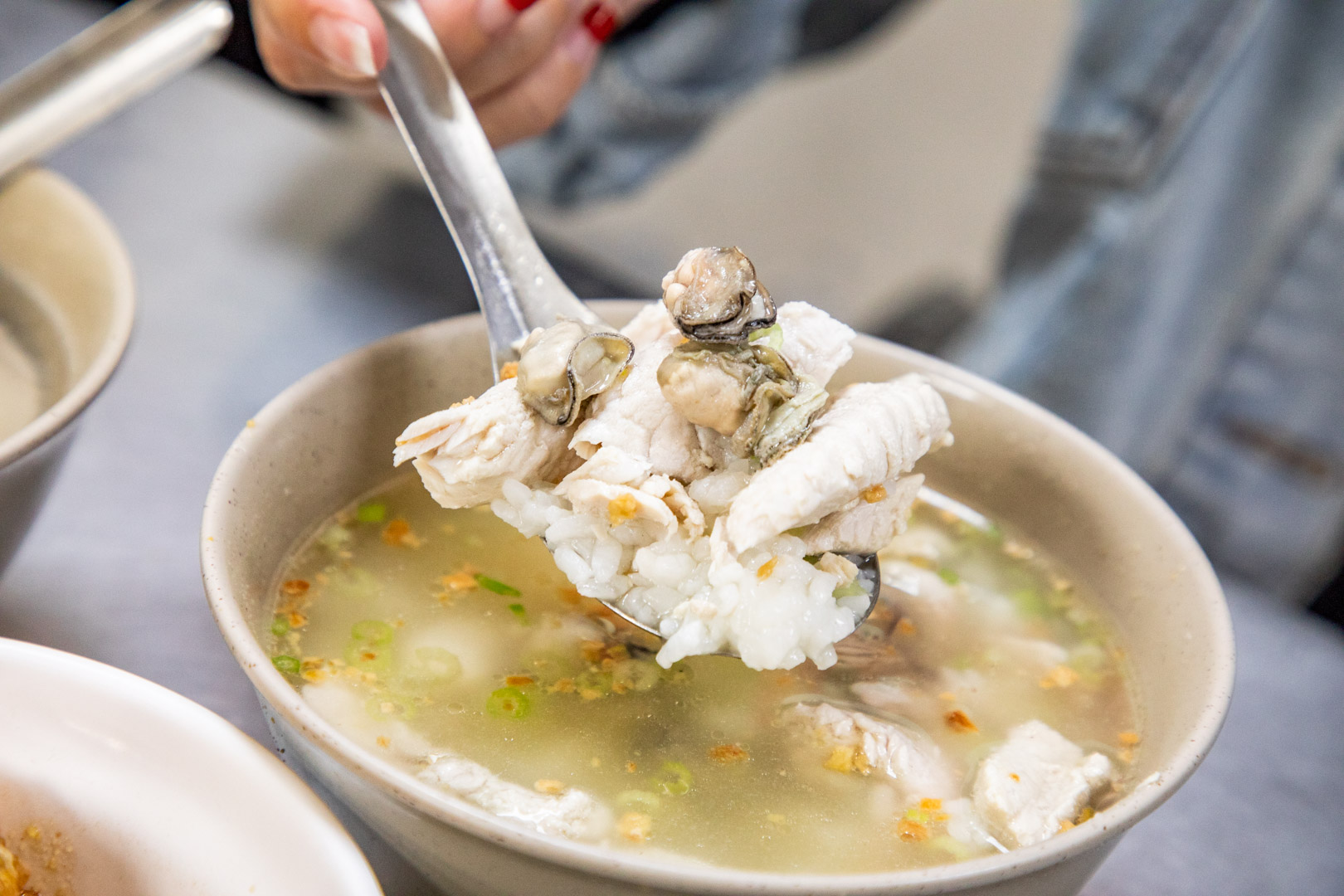 台南早餐首選！米其林推薦大勇街無名鹹粥，澎湃虱目魚鮮蚵粥排隊也要吃。
