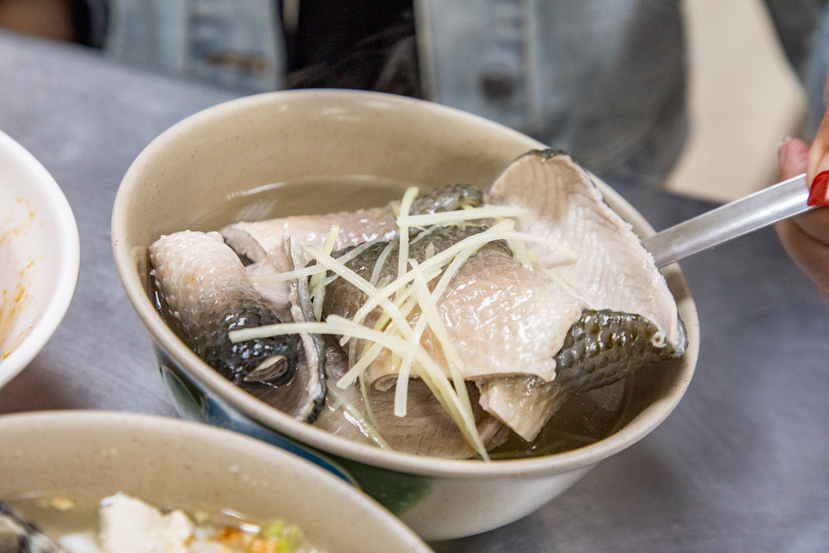 台南早餐首選！米其林推薦大勇街無名鹹粥，澎湃虱目魚鮮蚵粥排隊也要吃。