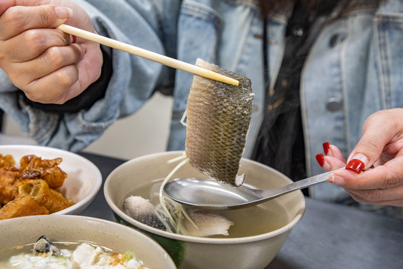 台南早餐首選！米其林推薦大勇街無名鹹粥，澎湃虱目魚鮮蚵粥排隊也要吃。
