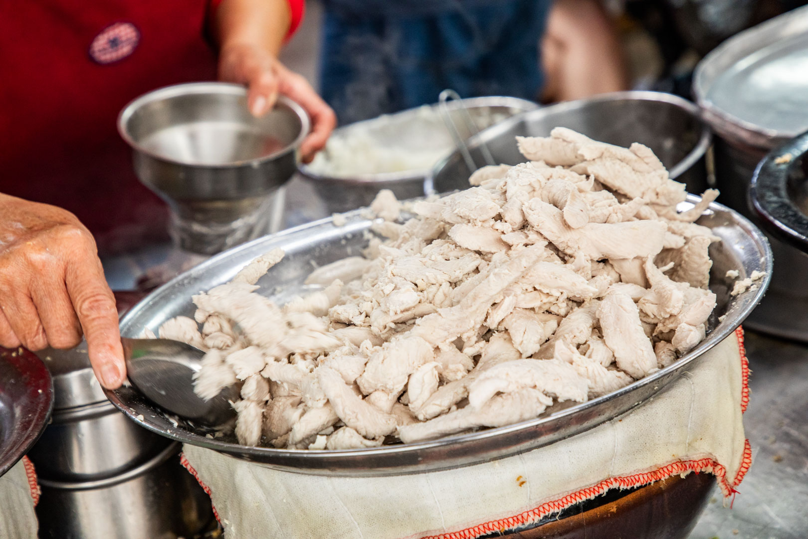 台南早餐首選！米其林推薦大勇街無名鹹粥，澎湃虱目魚鮮蚵粥排隊也要吃。