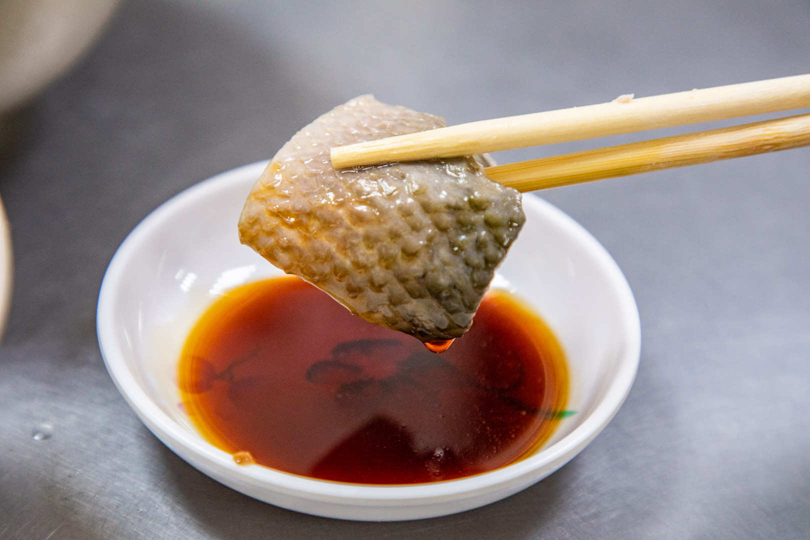 台南早餐首選！米其林推薦大勇街無名鹹粥，澎湃虱目魚鮮蚵粥排隊也要吃。