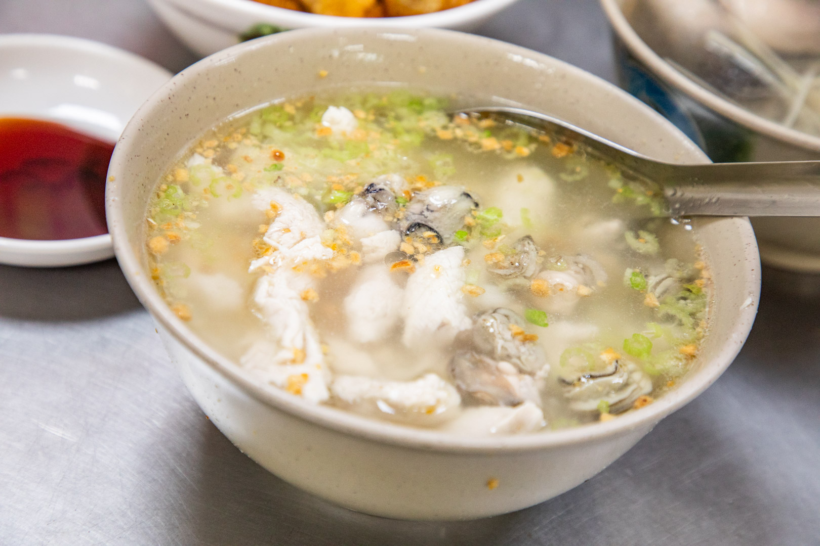 台南早餐首選！米其林推薦大勇街無名鹹粥，澎湃虱目魚鮮蚵粥排隊也要吃。