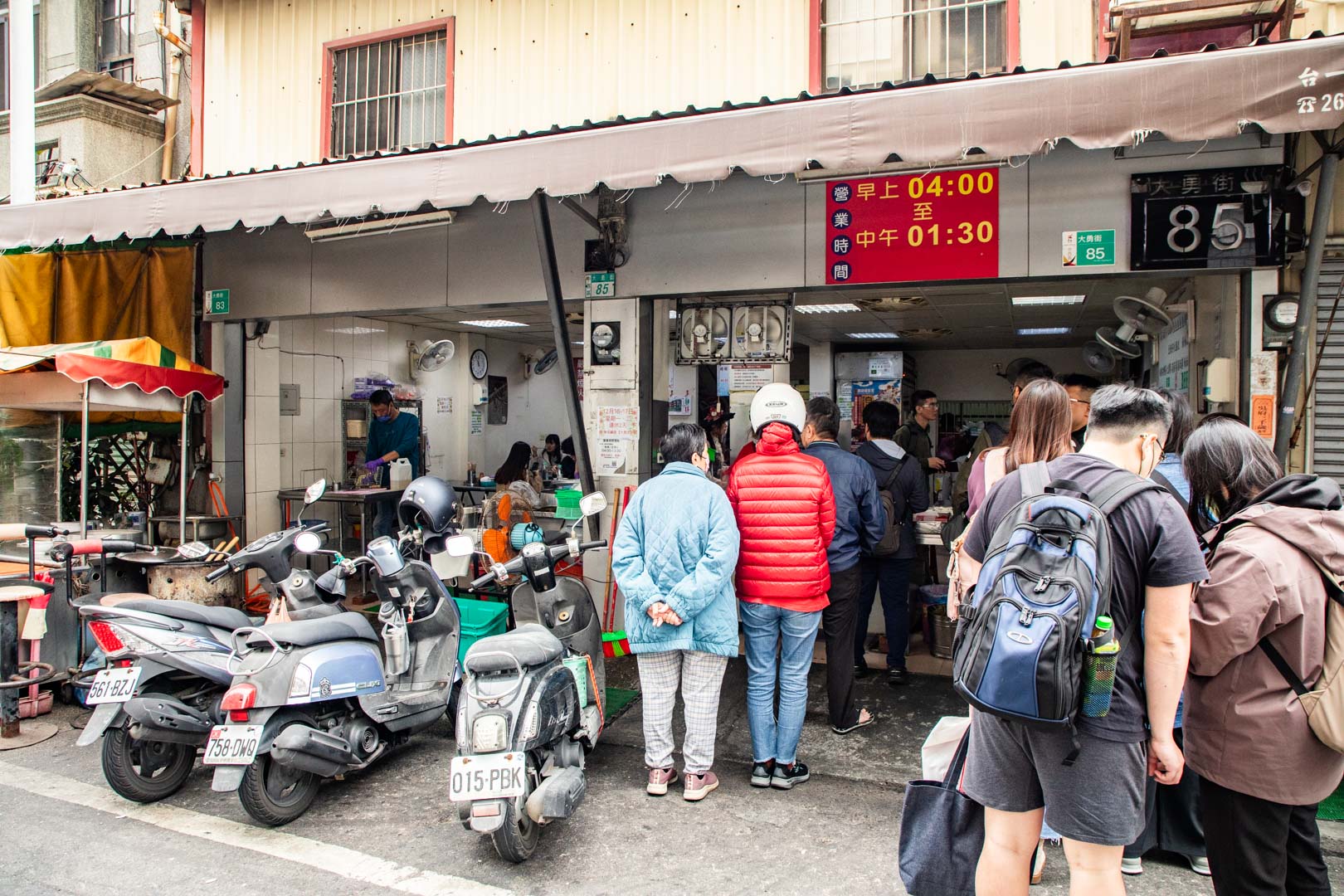 台南早餐首選！米其林推薦大勇街無名鹹粥，澎湃虱目魚鮮蚵粥排隊也要吃。