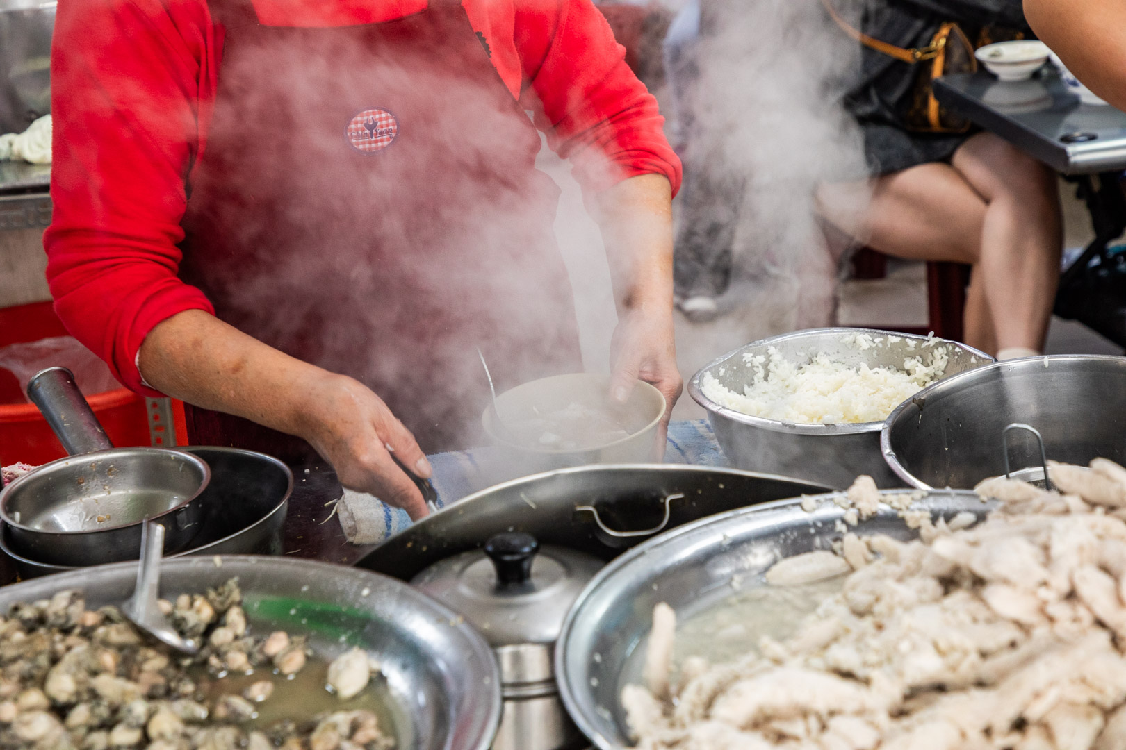 台南早餐首選！米其林推薦大勇街無名鹹粥，澎湃虱目魚鮮蚵粥排隊也要吃。