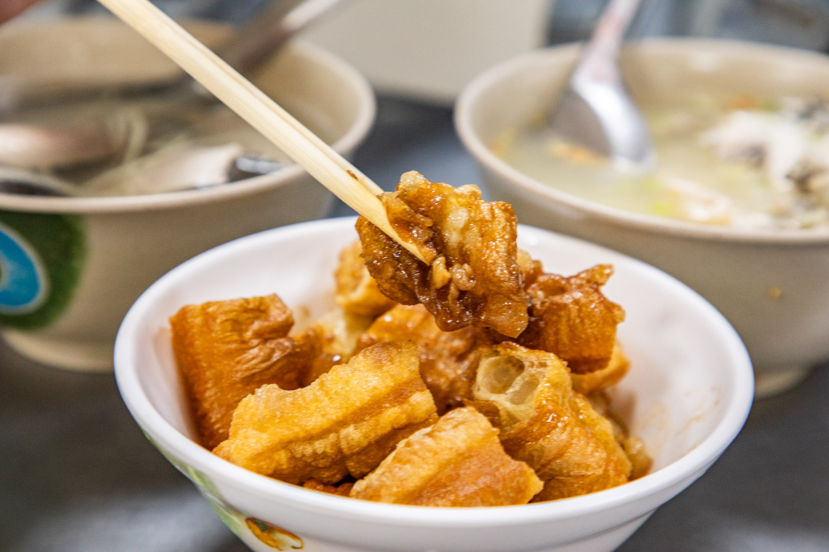 台南早餐首選！米其林推薦大勇街無名鹹粥，澎湃虱目魚鮮蚵粥排隊也要吃。