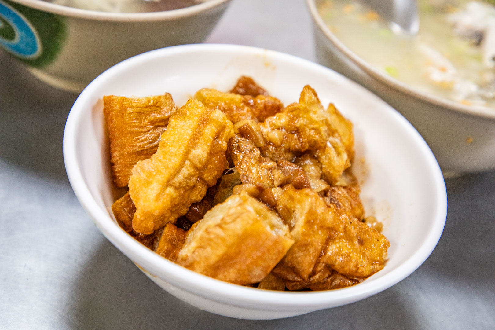 台南早餐首選！米其林推薦大勇街無名鹹粥，澎湃虱目魚鮮蚵粥排隊也要吃。