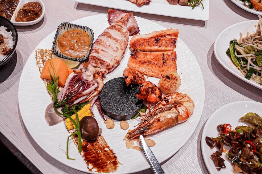 台中平價鐵板燒新歡!首創鐵板燒炒蔬菜吃到飽,搭配三種主廚調味、現做高CP值雙拼套餐,早晚吃都不會膩!