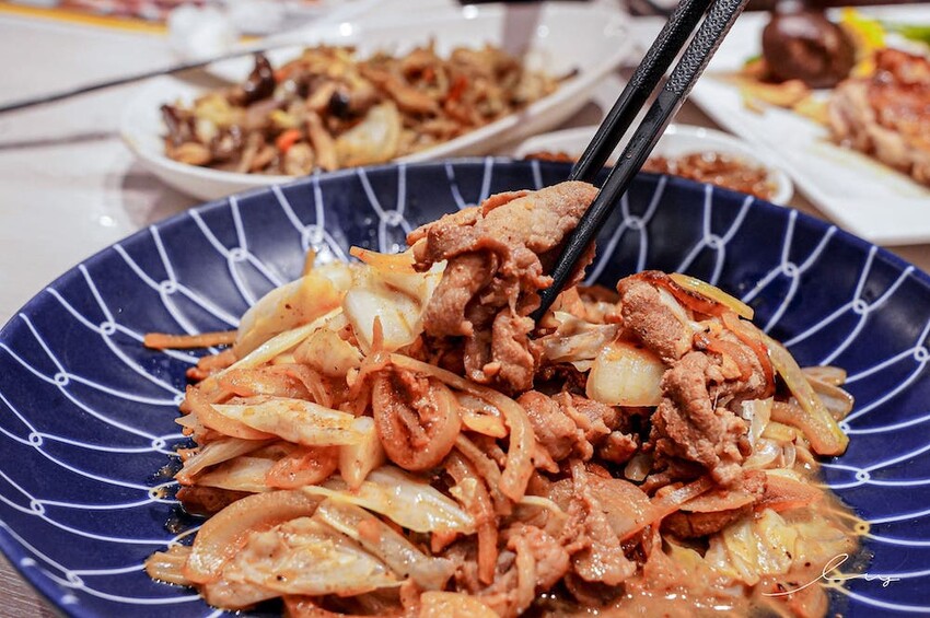 台中平價鐵板燒新歡!首創鐵板燒炒蔬菜吃到飽,搭配三種主廚調味、現做高CP值雙拼套餐,早晚吃都不會膩!