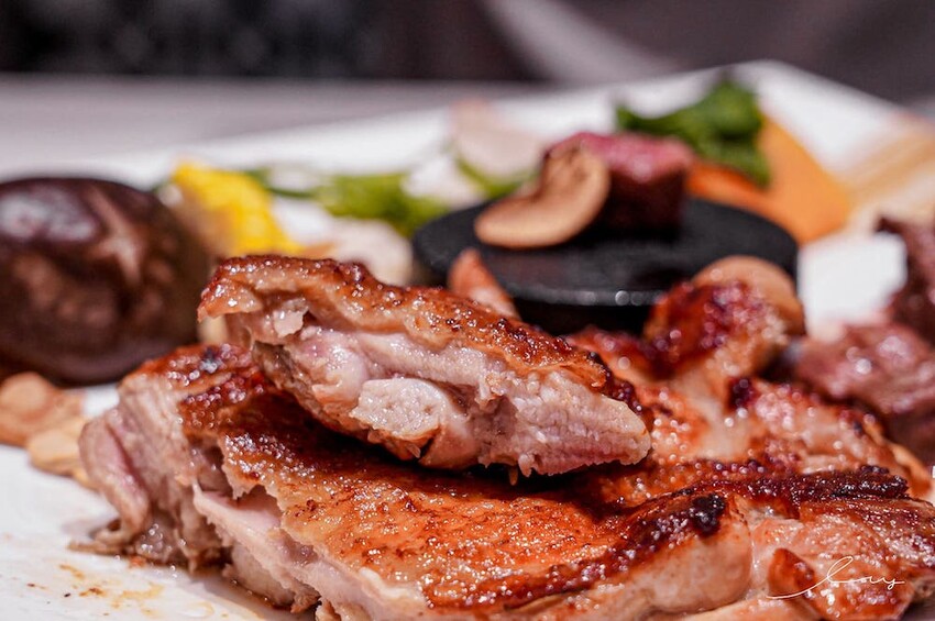 台中平價鐵板燒新歡!首創鐵板燒炒蔬菜吃到飽,搭配三種主廚調味、現做高CP值雙拼套餐,早晚吃都不會膩!