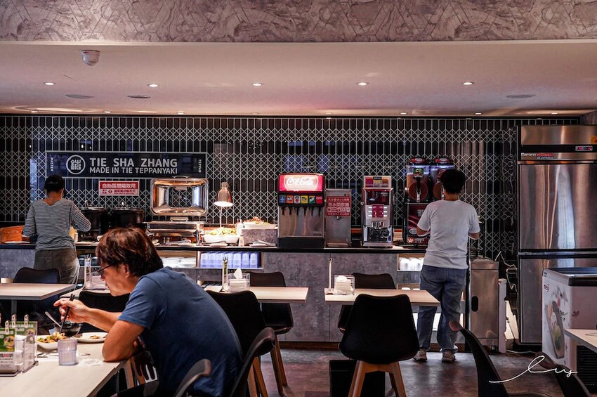 台中平價鐵板燒新歡!首創鐵板燒炒蔬菜吃到飽,搭配三種主廚調味、現做高CP值雙拼套餐,早晚吃都不會膩!