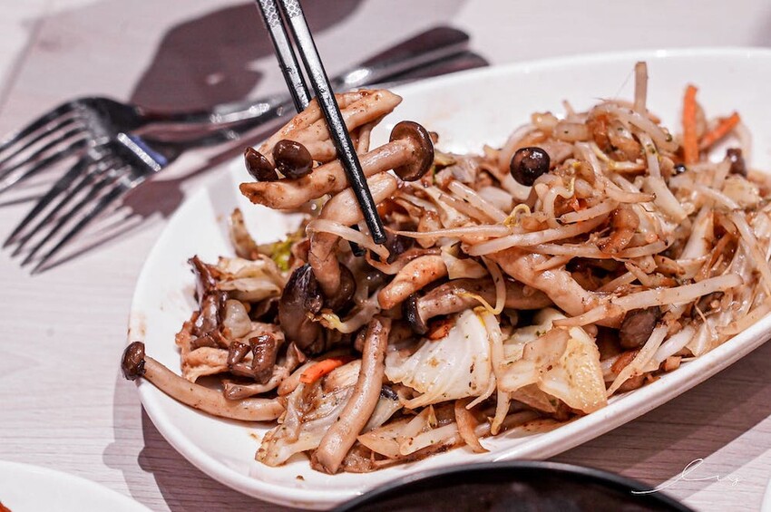 台中平價鐵板燒新歡!首創鐵板燒炒蔬菜吃到飽,搭配三種主廚調味、現做高CP值雙拼套餐,早晚吃都不會膩!