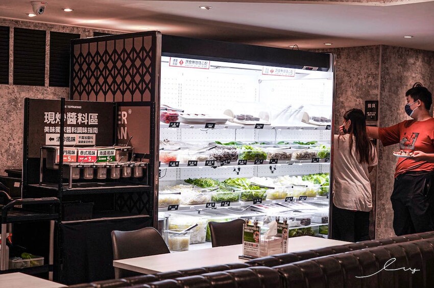 台中平價鐵板燒新歡!首創鐵板燒炒蔬菜吃到飽,搭配三種主廚調味、現做高CP值雙拼套餐,早晚吃都不會膩!