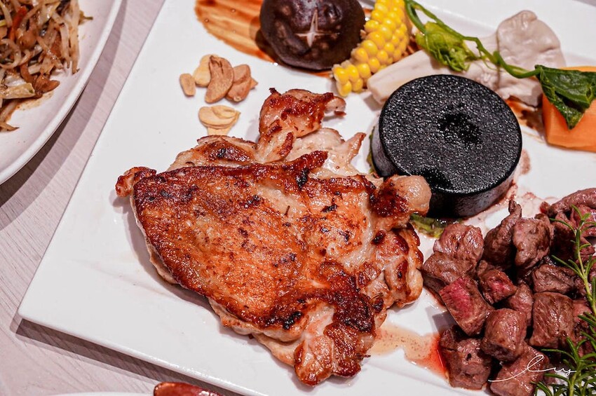 台中平價鐵板燒新歡!首創鐵板燒炒蔬菜吃到飽,搭配三種主廚調味、現做高CP值雙拼套餐,早晚吃都不會膩!