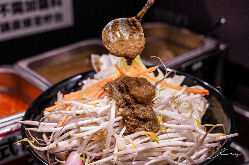 台中平價鐵板燒新歡!首創鐵板燒炒蔬菜吃到飽,搭配三種主廚調味、現做高CP值雙拼套餐,早晚吃都不會膩!