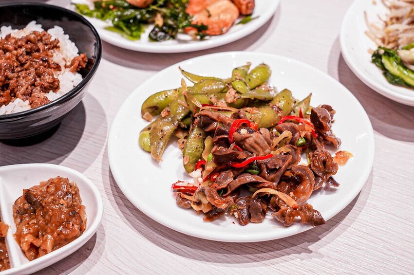 台中平價鐵板燒新歡!首創鐵板燒炒蔬菜吃到飽,搭配三種主廚調味、現做高CP值雙拼套餐,早晚吃都不會膩!