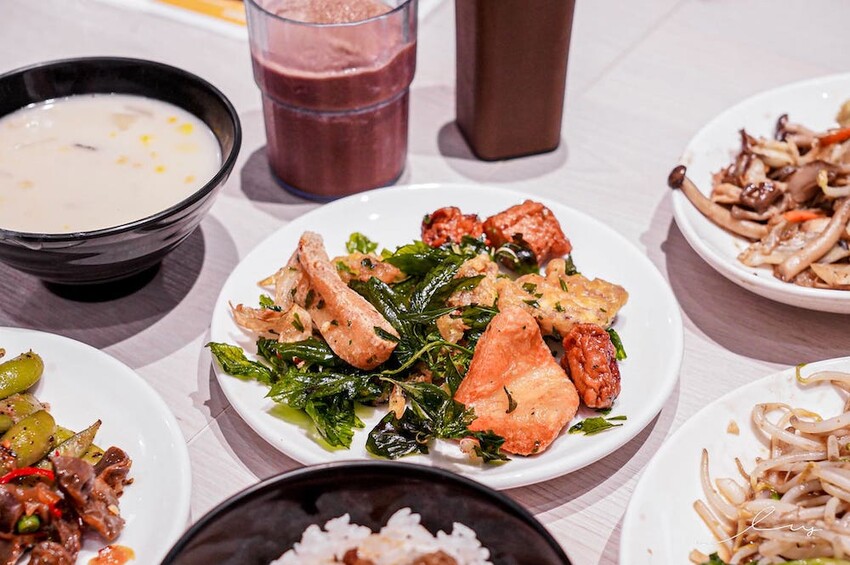 台中平價鐵板燒新歡!首創鐵板燒炒蔬菜吃到飽,搭配三種主廚調味、現做高CP值雙拼套餐,早晚吃都不會膩!