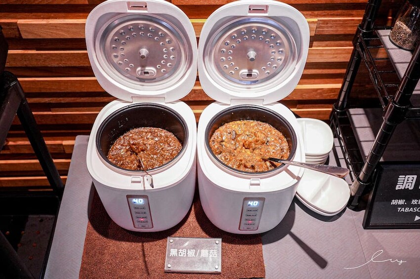 台中平價鐵板燒新歡!首創鐵板燒炒蔬菜吃到飽,搭配三種主廚調味、現做高CP值雙拼套餐,早晚吃都不會膩!