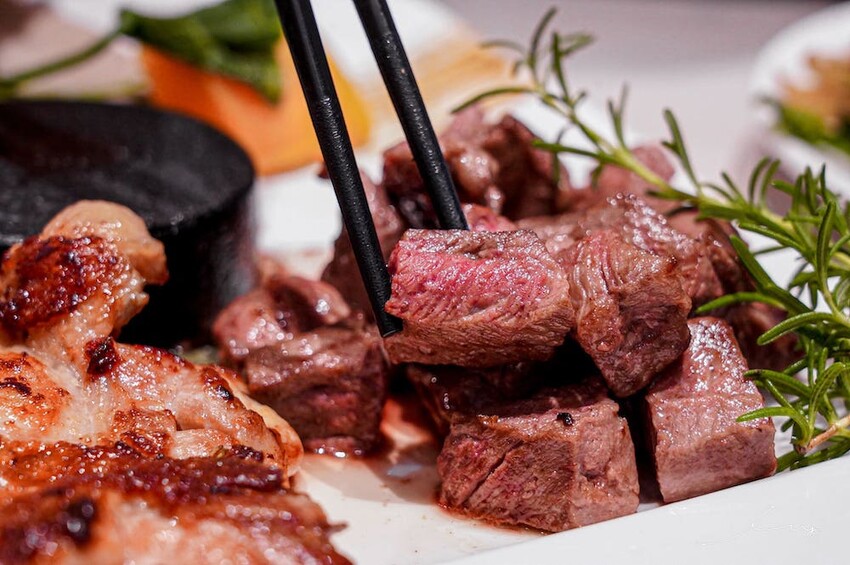 台中平價鐵板燒新歡!首創鐵板燒炒蔬菜吃到飽,搭配三種主廚調味、現做高CP值雙拼套餐,早晚吃都不會膩!