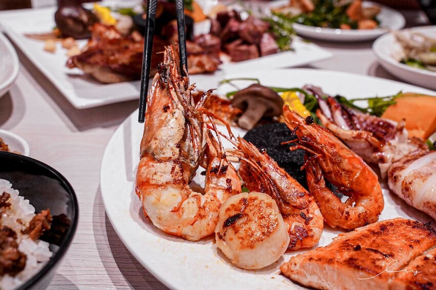 台中平價鐵板燒新歡!首創鐵板燒炒蔬菜吃到飽,搭配三種主廚調味、現做高CP值雙拼套餐,早晚吃都不會膩!