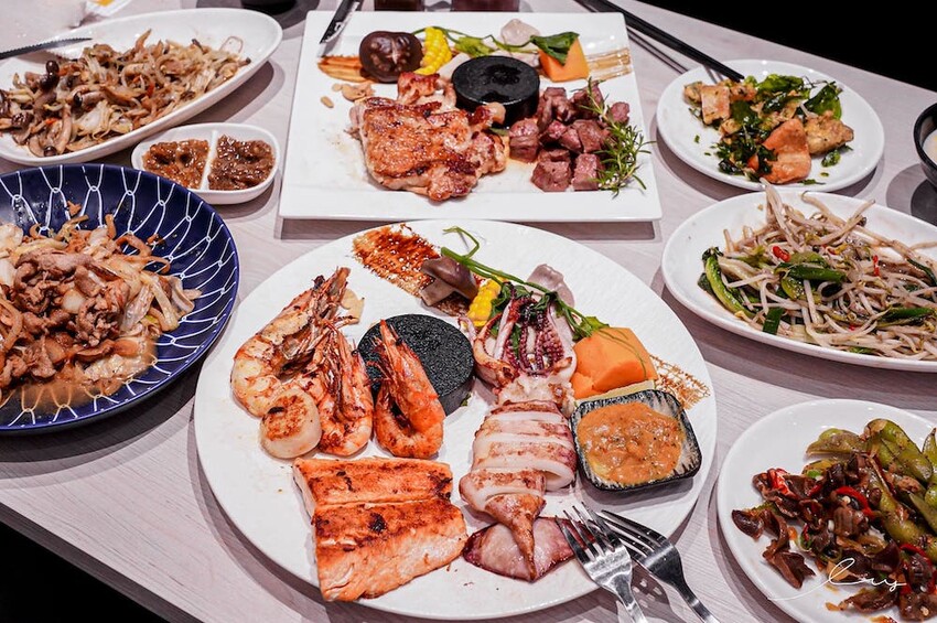 台中平價鐵板燒新歡!首創鐵板燒炒蔬菜吃到飽,搭配三種主廚調味、現做高CP值雙拼套餐,早晚吃都不會膩!