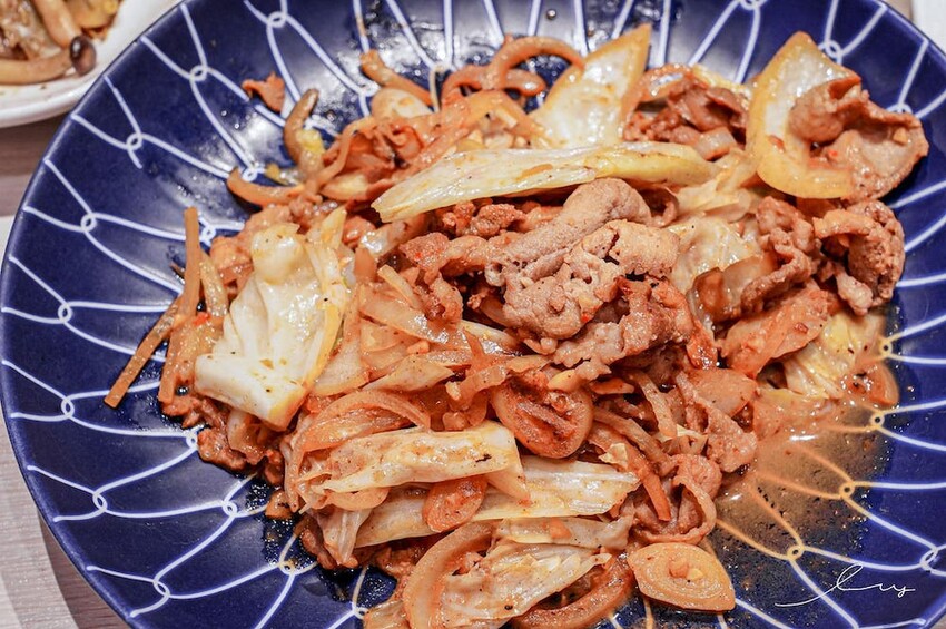 台中平價鐵板燒新歡!首創鐵板燒炒蔬菜吃到飽,搭配三種主廚調味、現做高CP值雙拼套餐,早晚吃都不會膩!