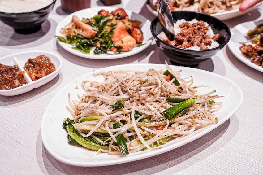台中平價鐵板燒新歡!首創鐵板燒炒蔬菜吃到飽,搭配三種主廚調味、現做高CP值雙拼套餐,早晚吃都不會膩!