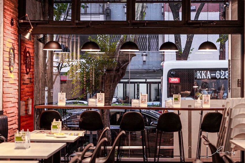 台中平價鐵板燒新歡!首創鐵板燒炒蔬菜吃到飽,搭配三種主廚調味、現做高CP值雙拼套餐,早晚吃都不會膩!