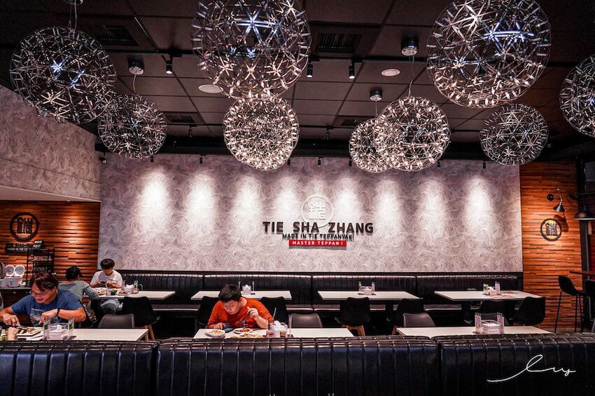 台中平價鐵板燒新歡!首創鐵板燒炒蔬菜吃到飽,搭配三種主廚調味、現做高CP值雙拼套餐,早晚吃都不會膩!