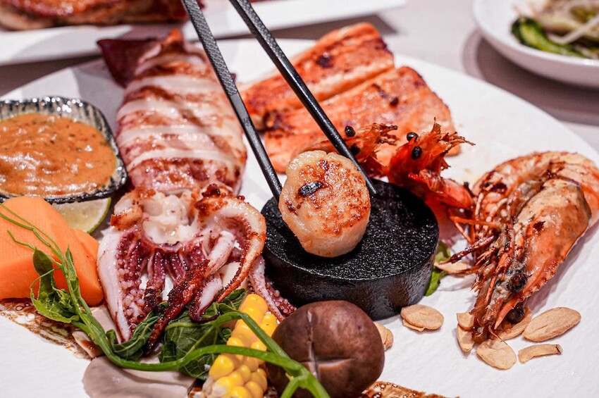 台中平價鐵板燒新歡!首創鐵板燒炒蔬菜吃到飽,搭配三種主廚調味、現做高CP值雙拼套餐,早晚吃都不會膩!