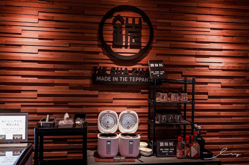 台中平價鐵板燒新歡!首創鐵板燒炒蔬菜吃到飽,搭配三種主廚調味、現做高CP值雙拼套餐,早晚吃都不會膩!