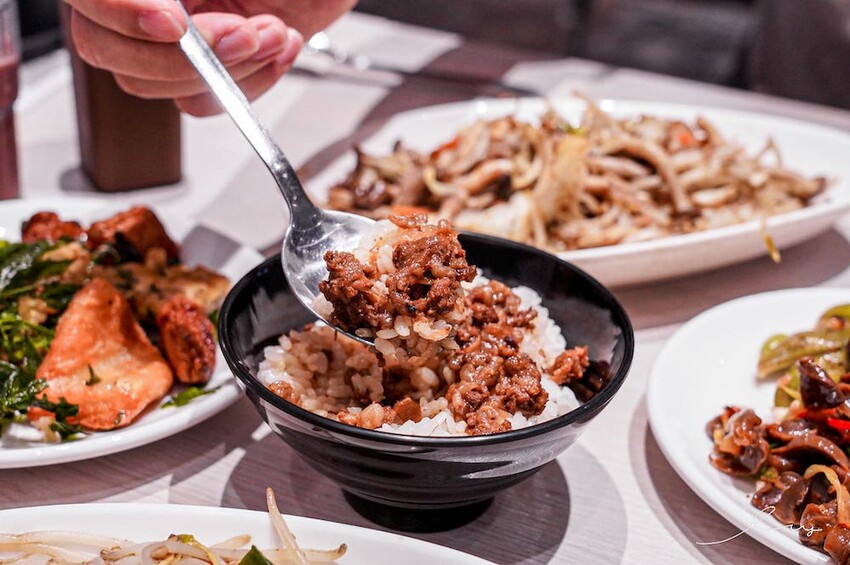 台中平價鐵板燒新歡!首創鐵板燒炒蔬菜吃到飽,搭配三種主廚調味、現做高CP值雙拼套餐,早晚吃都不會膩!