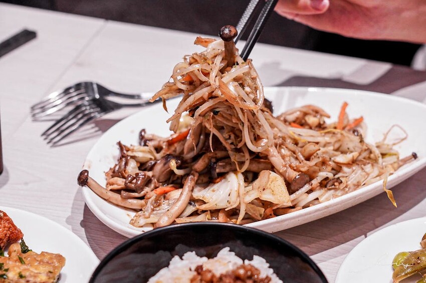 台中平價鐵板燒新歡!首創鐵板燒炒蔬菜吃到飽,搭配三種主廚調味、現做高CP值雙拼套餐,早晚吃都不會膩!